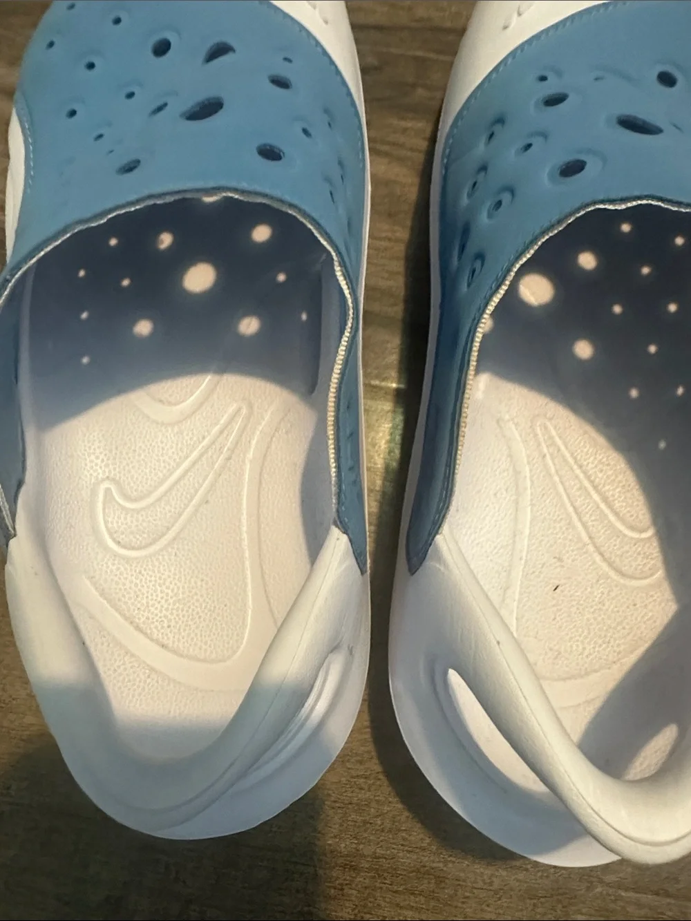 Nike Kids Aqua swoosh size 6